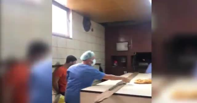 Belediye başkanını görenler tanıyamadı; "Önlüğümüzü giydik, pideleri yaptık"