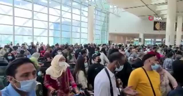 Binlerce Pakistanlı havalimanına akın etti