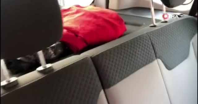 Çöpe atılan Türk bayrağını zabıta çıkardı