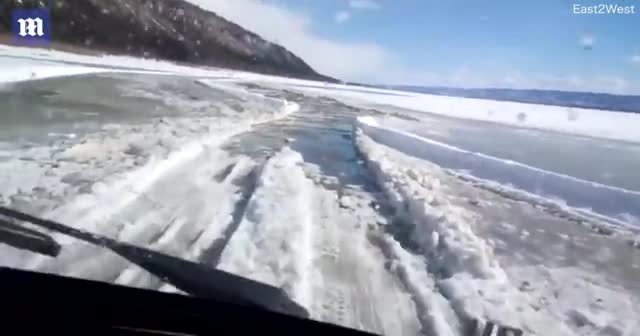 Donmuş nehirde tehlikeli yolculuk