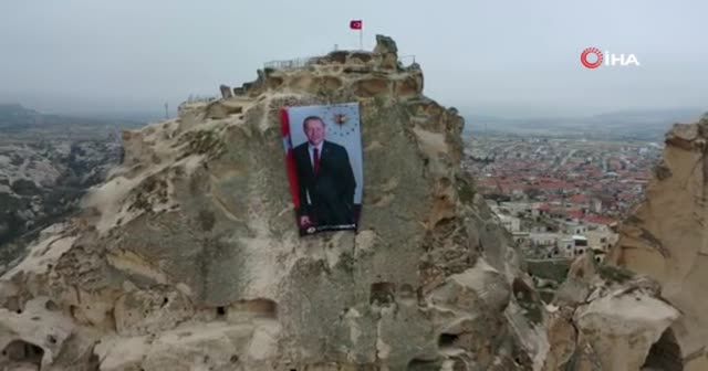 Dünyanın en yüksek peribacasına Cumhurbaşkanı Erdoğan'ın posteri asıldı
