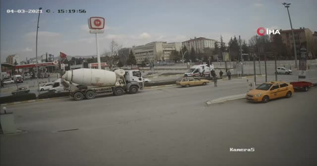 Ecel yaya geçidinde yakaladı, kaza anı saniye saniye kameraya yansıdı