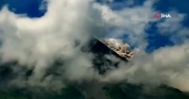 Endonezya’daki Merapi Yanardağı harekete geçti görseli