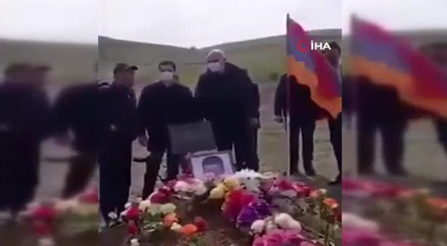 Ermeni askerin mezarına çiçek bırakmak isteyen Paşinyan'a tepki