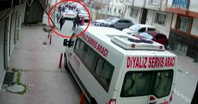 Eşini takip eden adama sokak ortasından tekme tokat dayak