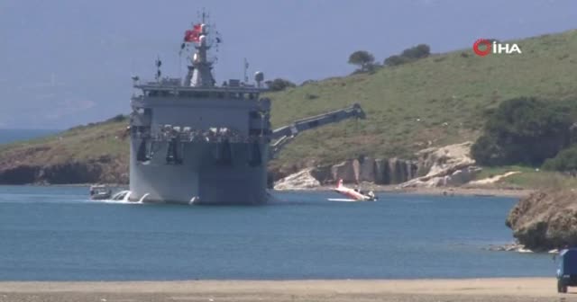 Foça'da düşen askeri uçağın enkazı denizden çıkarıldı