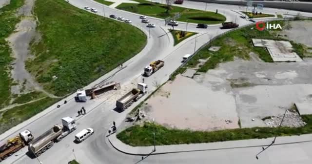Hızını alamayan hafriyat kamyonu devrildi