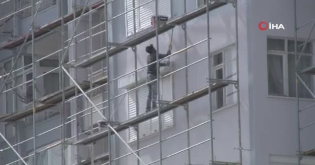İnşaat işçisinin 10’uncu kattaki tehlikeli çalışması yürekleri ağza getirdi