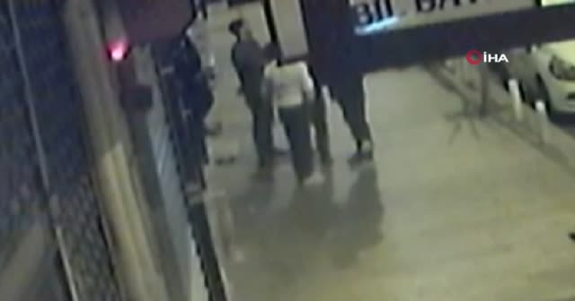 İstanbul’da dehşet anları: Döner bıçağıyla saldıran genci tabancayla vurdu