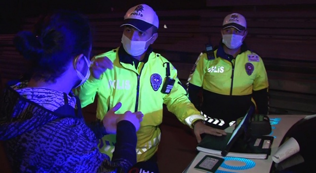 İstanbul’da kuralları ihlal eden turiste cezai işlem uygulayan polisin İngilizcesi tercümanlara taş çıkarttı