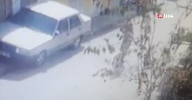 İzmir'de 8 yaşındaki çocuk tabancayla vuruldu: O anlar kamerada