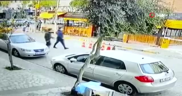 İzmir’de film gibi olay: Kaçırdığı taksi ile yayaya çarpan kadın yakalandı