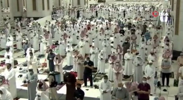 Kabe’de ilk teravih namazı Covid-19 önlemleri altında kılındı