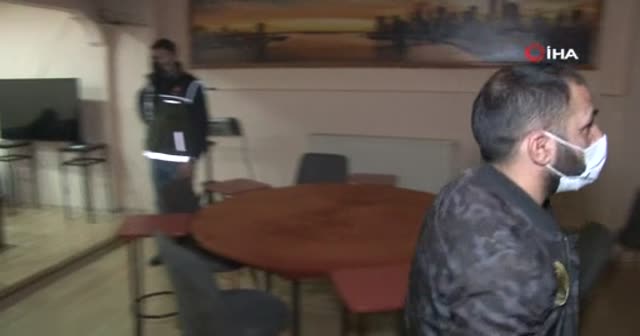Kısıtlamada kumar oynayan şahıslar, polisten kaçarken arkadaşlarını kilitli unuttular