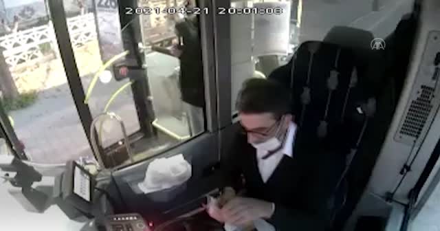 Kocaeli'de iftar yemeğini yolcusuyla paylaşan halk otobüsü şoförü konuştu görseli