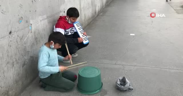 Küçük çocuktan kova ile bateri şov