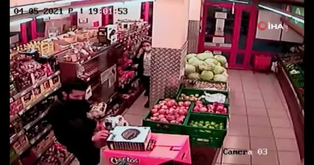 Marketten aldığı ürünleri bırakıp gözüne kestirdiği tost makinesini çaldı