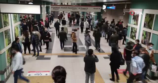 Metroda hattında arıza sosyal mesafeyi unutturdu