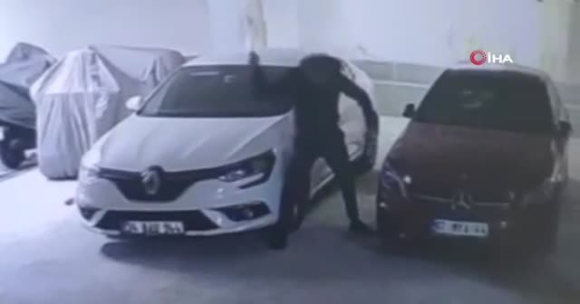 Öfkeli genç, Rus kadının lüks aracını hurdaya çevirip cep telefonuyla da kaydetti