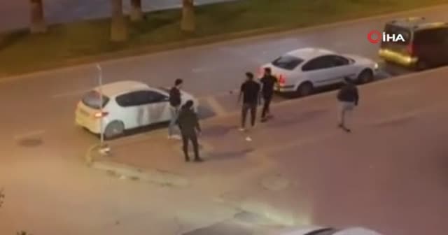 Otomobil sürücüsü, tartıştığı motosiklet sürücüsünün kafasına kask ile vurdu