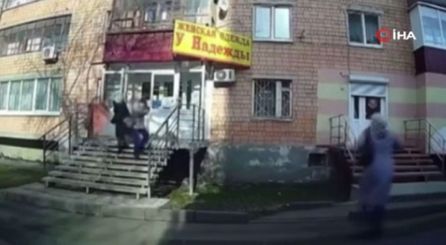 Rus kadınlar çöken balkon parçalarından son anda kurtuldu