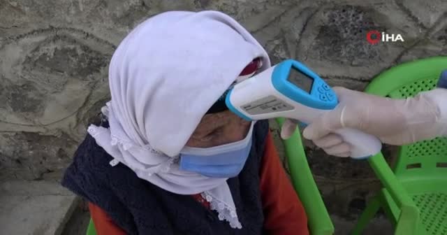 Sağlıkçıların nisan ayında karlı yollarda aşı mesaisi