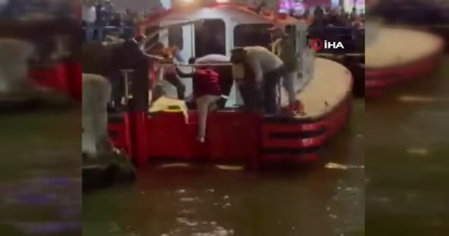 Süveyş Kanalı’nda araç feribottan denize düştü