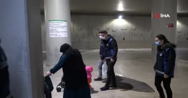 Taksim’de çocuklarını dilendiren kadın önce kameralara, ardından zabıtaya yakalandı