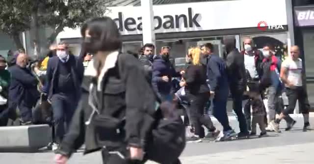 Taksim'de turistler ile satıcılar arasında tekmeli yumruklu kavga