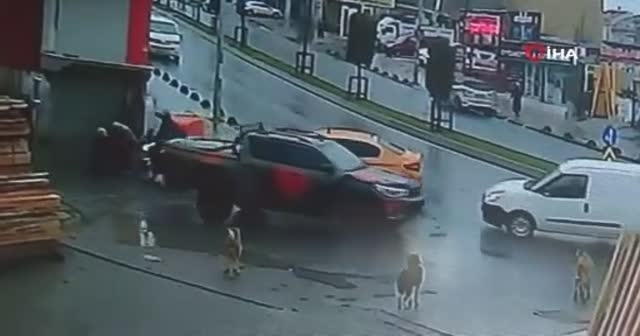 Ticari taksinin iki kıza çarptığı feci anlar kamerada