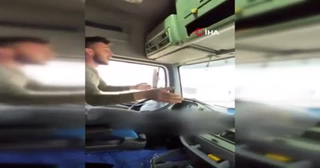 Tır şoförü direksiyonu bıraktı, ayağa kalkıp oyun oynadı