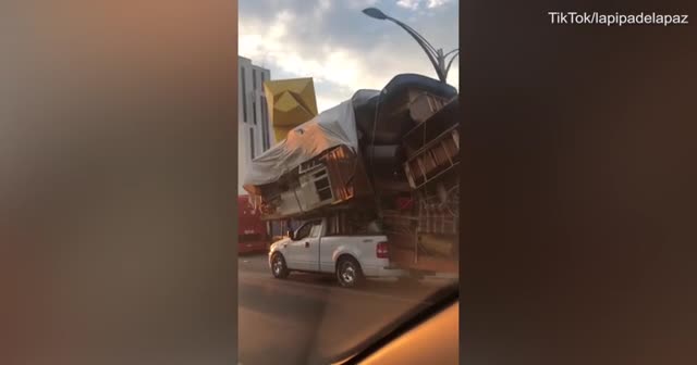 Trafikte şok görüntü: Koca evi pikapla taşıdı