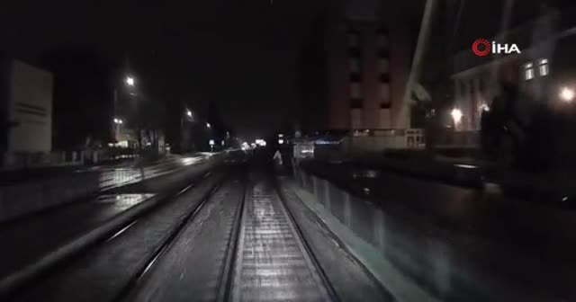 Tramvayın altında kalmaktan son anda kurtuldu