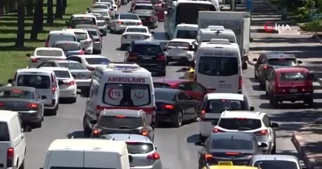 1 kilometrelik araç kuyruğunda ambulans seferberliği