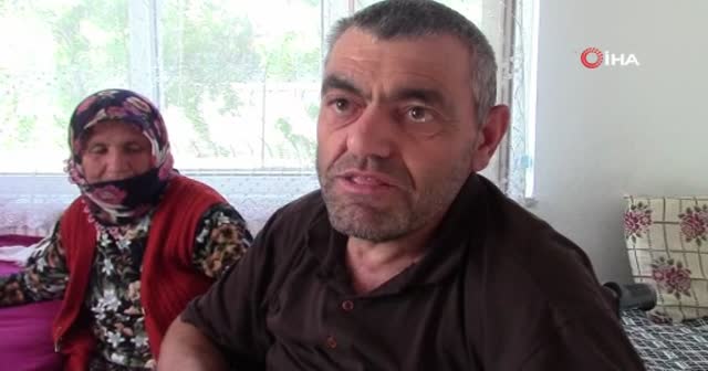 81 yaşındaki fedakâr anne 43 ve 55 yaşlarındaki engelli evlatlarına gözü gibi bakıyor