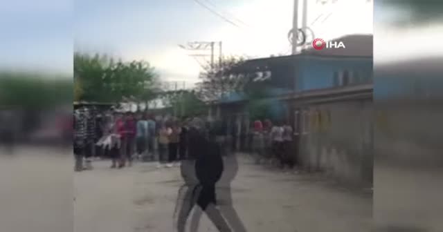 Bir anda silahlar çıktı: Mahalleli nereye kaçacağını şaşırdı
