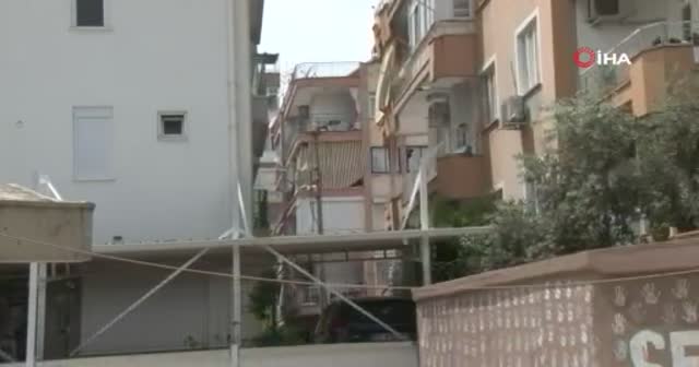Caminin duvarlarına dadanan şahıs, imam ve müezzini canından bezdirdi