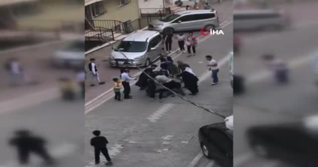 Çocuğu ile ağabeyini tekme tokat dövdüler
