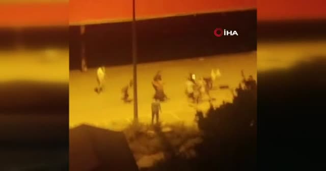 Gençler uçan tekmelerle birbirine girdi, çeken kişinin söyledikleri şoke etti