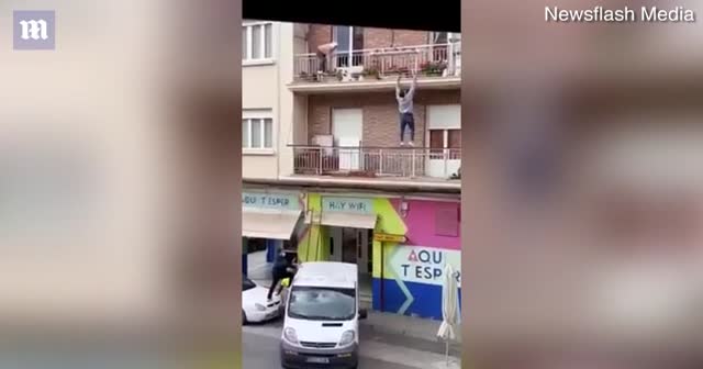 İkinci katın balkonuna tırmanıp komşusunu kurtardı