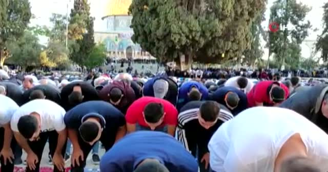 İsrail zulmü yıldıramadı: Mescid-i Aksa'da bayram namazı