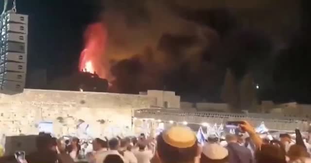İsrailliler Mescid-i Aksa'da çıkan yangını coşkuyla izledi