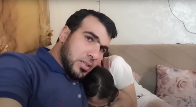 Kızlarını teskin etmeye çalışan Gazzeli baba bombardımanda hayatını kaybetti