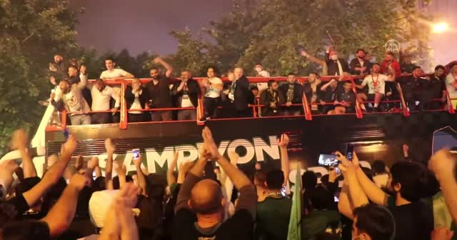 Kocaelisporlu iki futbolcu otobüsten düştü!