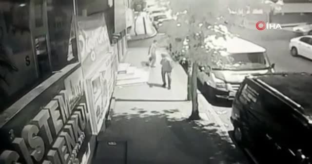 Küçükçekmece'de bir kişi yoldan geçenleri bıçakladı
