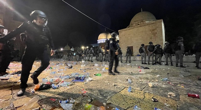 Mescid-i Aksa'da namaz kılanlara ses bombası attılar