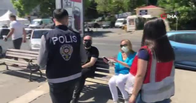 Polisi görünce giyinemeden kaçtılar