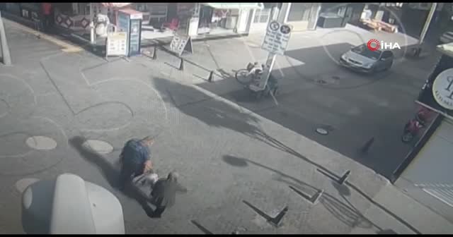 Poşetlerini taşımakta zorlanan yaşlı kadının yardımına polis memuru koştu