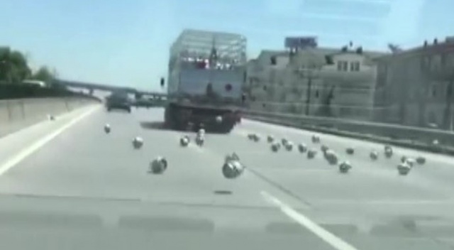Seyir halindeki kamyondan yola tüp yağdı!