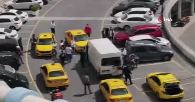 Yol verme kavgasında taksiciyi muşta ile darp etti